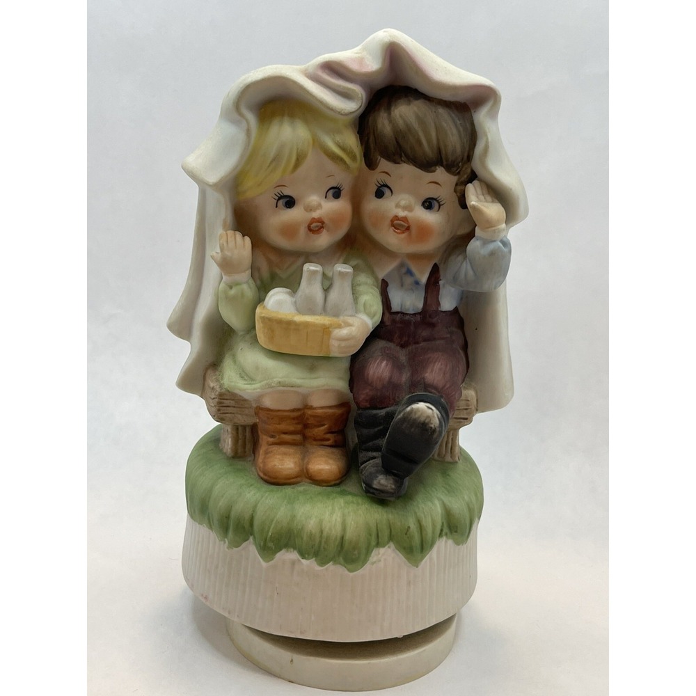 Vtg ‎ SANKYO JAPAN  Rotating Music Box" Boy & Girl Sharing Coat"   Figurine